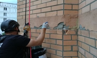 Обследование фасада здания в Куйбышеве в октябре